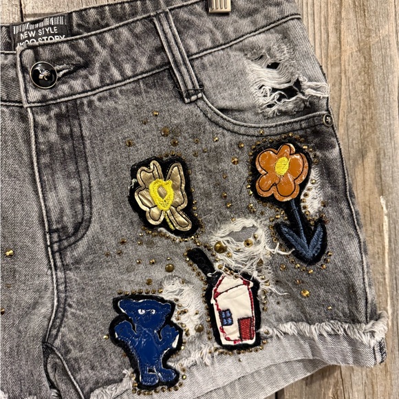 Gray Distressed Women's Shorts with Embroidered Patches - Picture 8 of 13